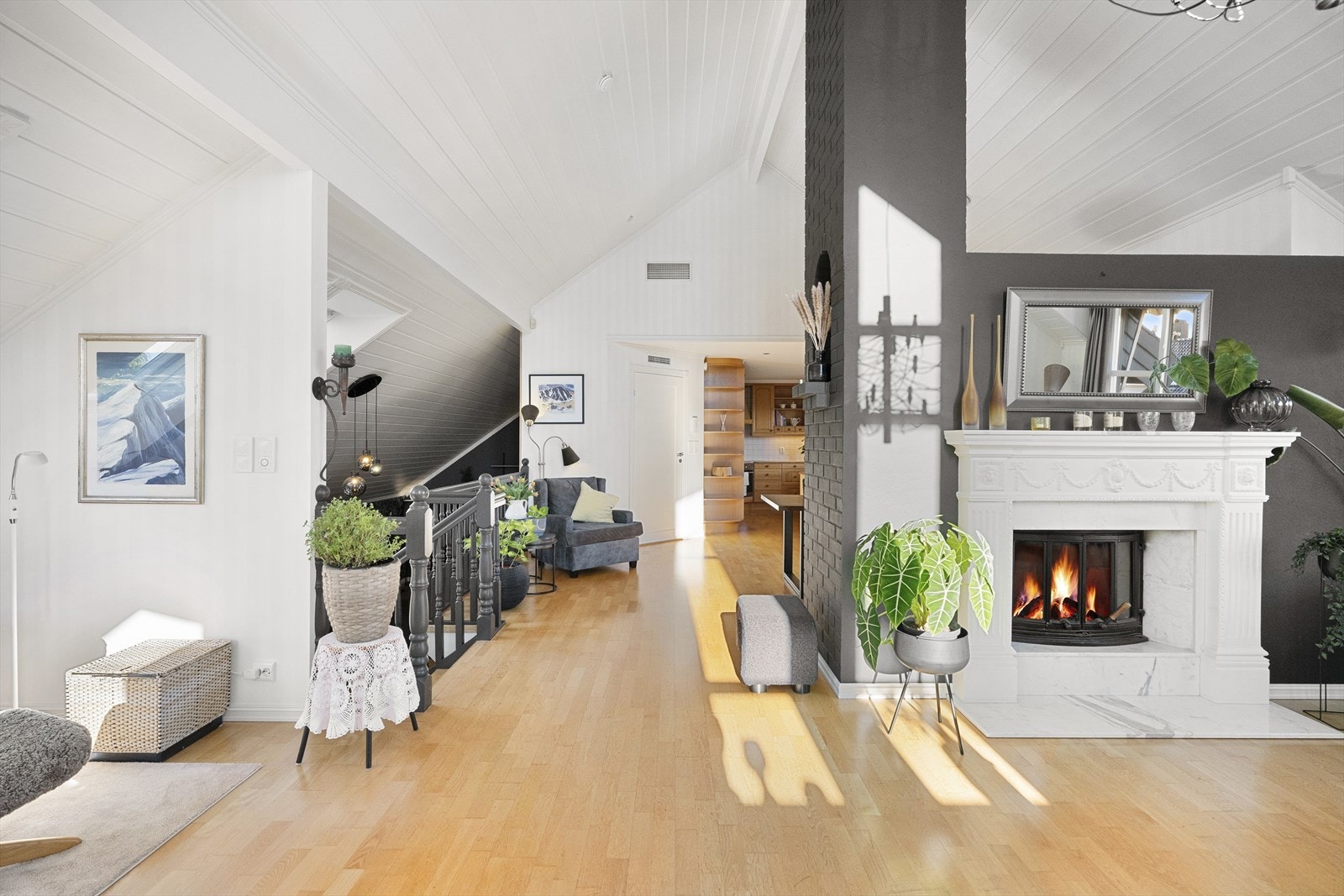 Kjøkkenet er delvis adskilt, noe som gir en skjermet og rolig spiseplass - selv når stuen er i bruk. Galleribilde