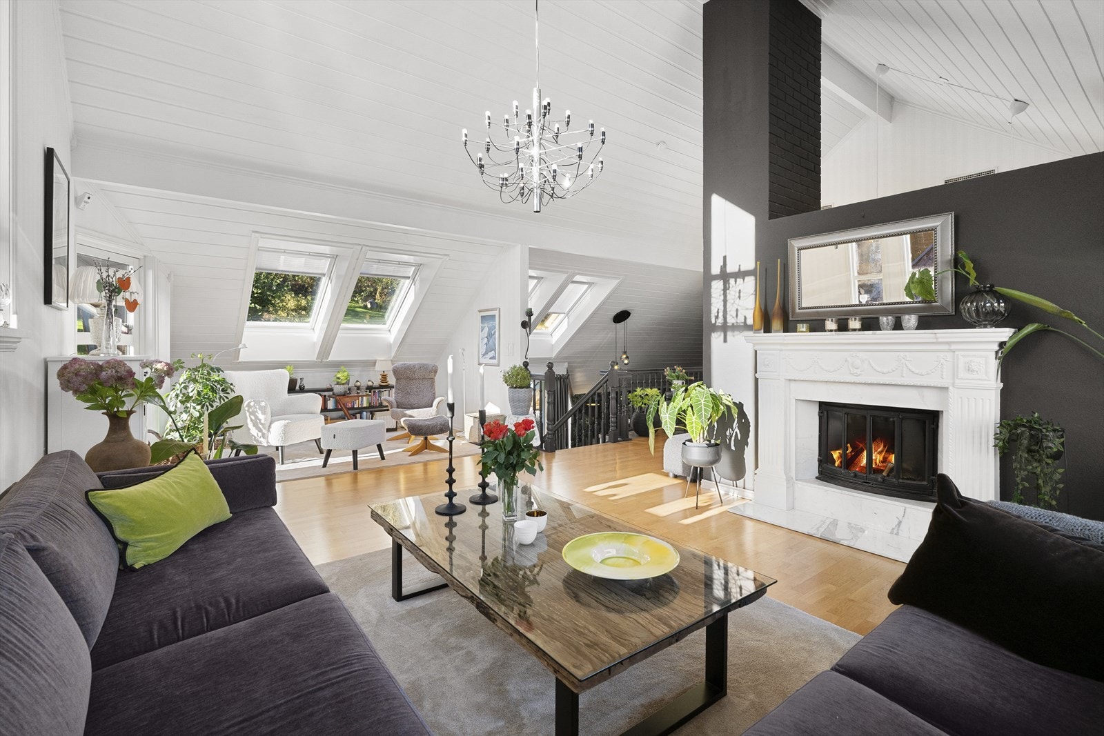 Her er det god plass til både sofagruppe og sittegruppe. Galleribilde