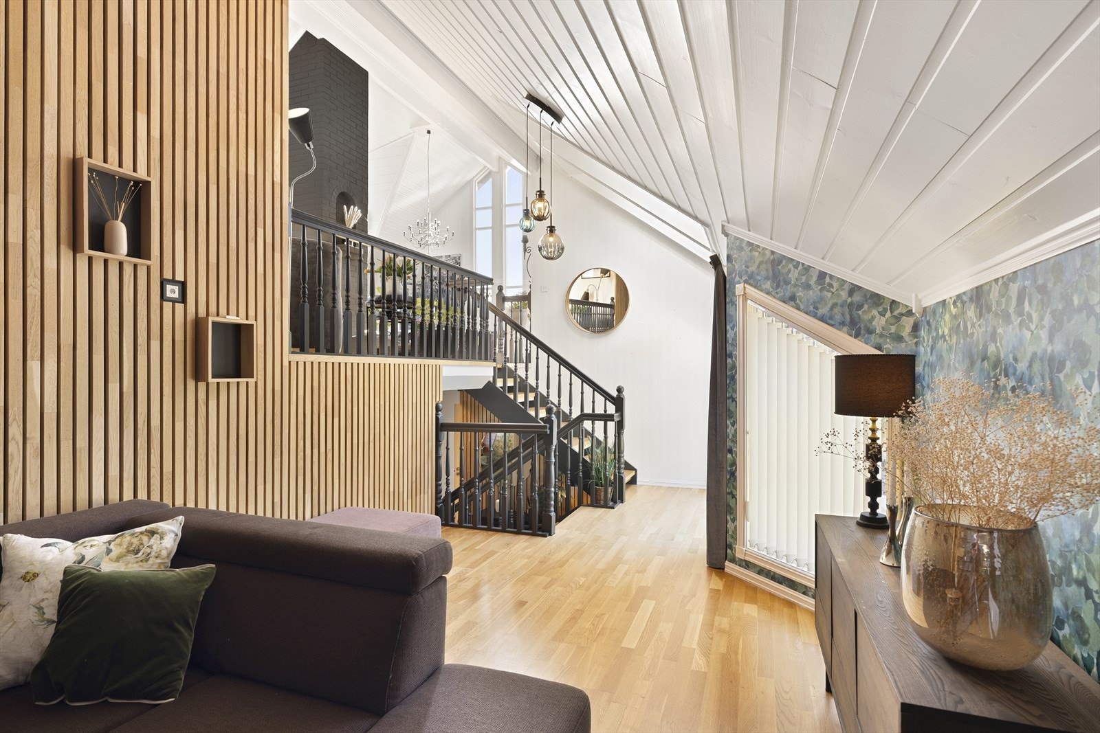 Mellometasjen på vei ned til underetasjen byr på en lys TV-stue med direkte utgang til terrasse - perfekt for avslapning og hyggelige stunder. Galleribilde