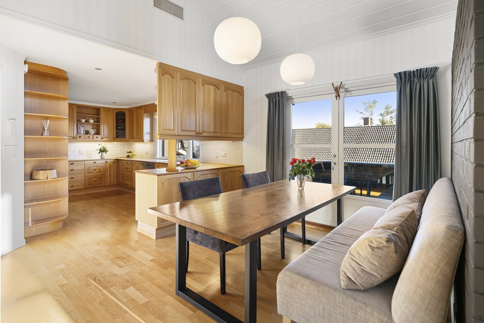 Mellom stue og kjøkken finner du en romslig spisestue med plass til spisebord i ønsket størrelse, perfekt for både hverdagsmiddager og sosiale sammenkomster. Galleribilde