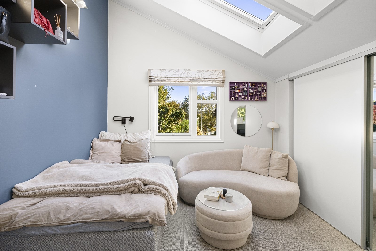 Komfortabelt soverom med rolige farger og naturlig lys. Galleribilde