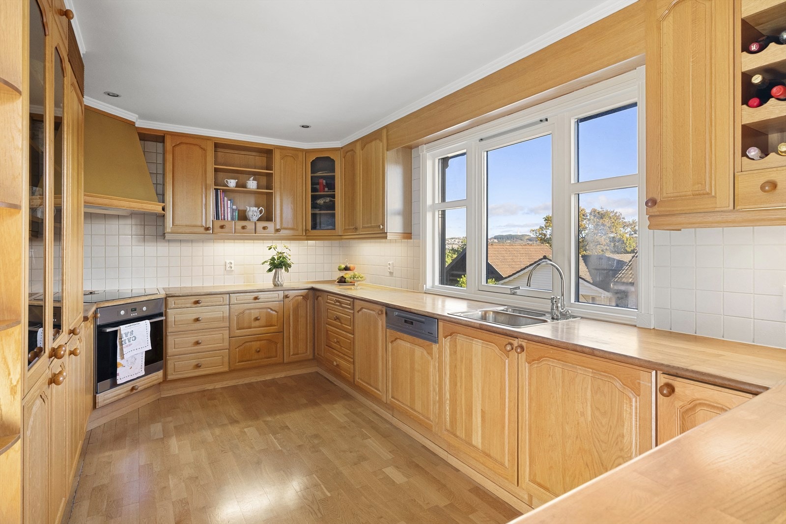 Kjøkkenet har eikefronter og trebenkeplate, og byr på gode arbeidsflater samt rikelig med skap- og oppbevaringsplass. Galleribilde