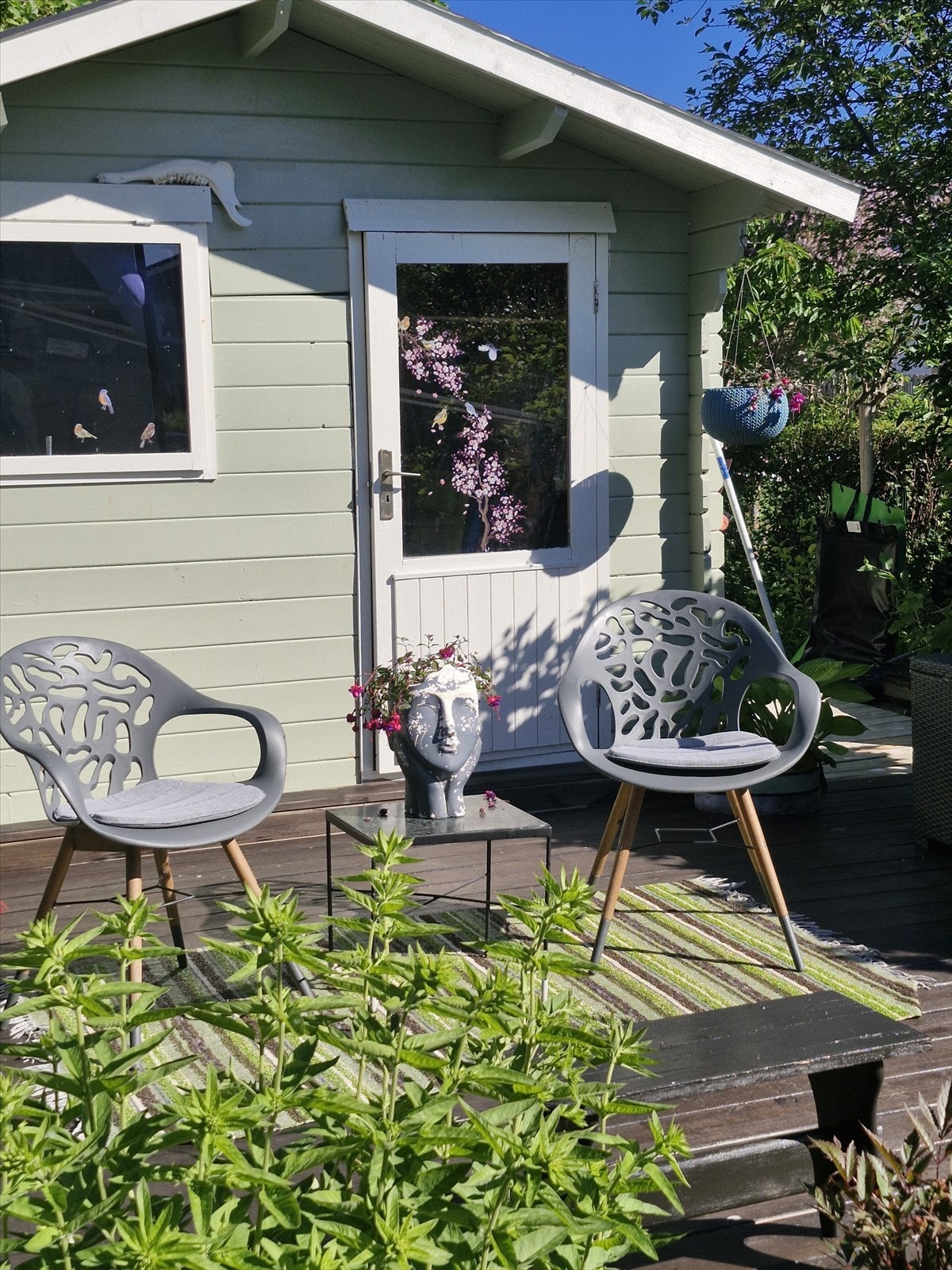 Hagen strekker seg rundt nordsiden av huset, der det er oppført et uthus med terrasse. Galleribilde