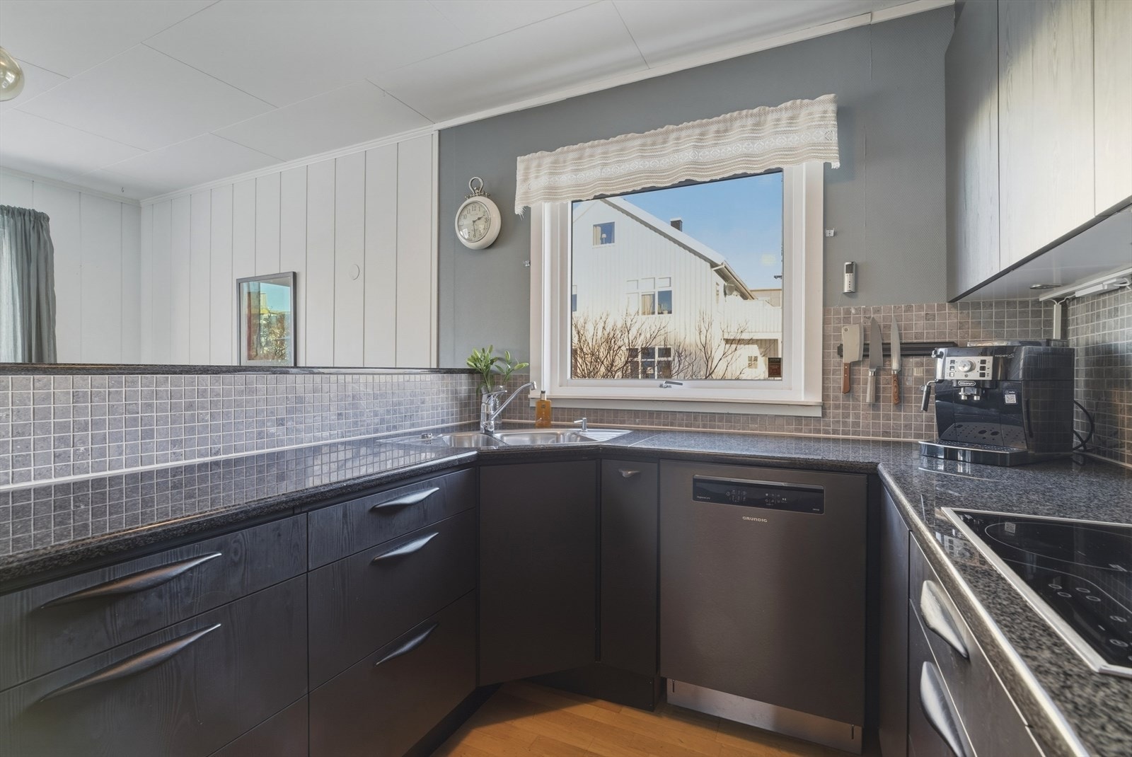 Innredningen er i praktisk og effektiv u-formasjon, og har delvis integrerte hvitevarer. Overskapene er også nye fra 2024, og på underskapene ble frontene skiftet. Galleribilde