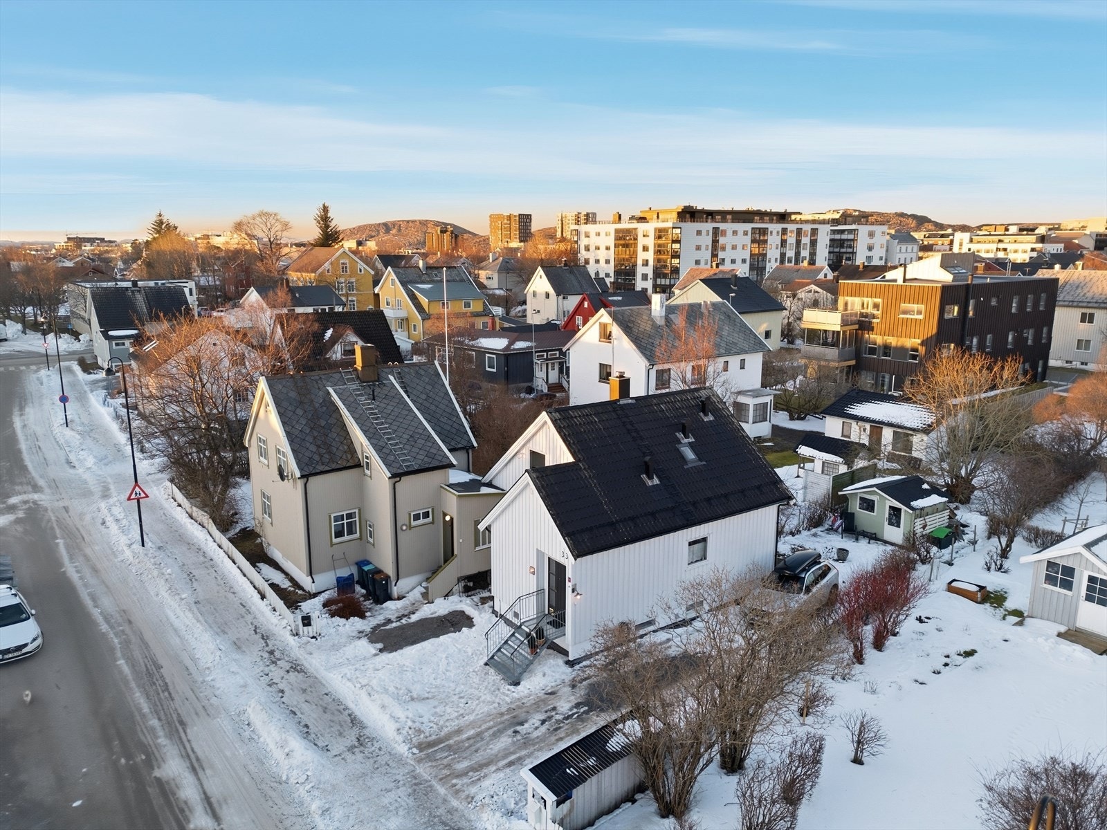 Her bor du i et familievennlig boområde, bestående av hovedsaklig eneboliger og flermannsboliger. Ved siden av boden er det en offentlig, fin liten park med fruktbusker og epletrær. Galleribilde