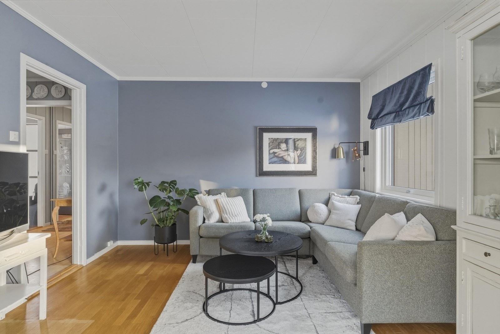 Boligen har gjennomgående smakfulle og tradisjonelle farge- og materialvalg, som bidrar til en lun atmosfære. Galleribilde