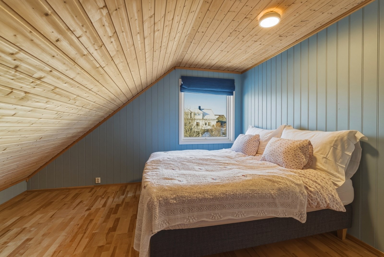 Hovedsoverommet er oppmålt til ca. 15 kvm (gulvflate), og ble nylig oppmalt i en dus grønntone. Rommet ligger fredelig til, og vender ut mot hagen. Galleribilde