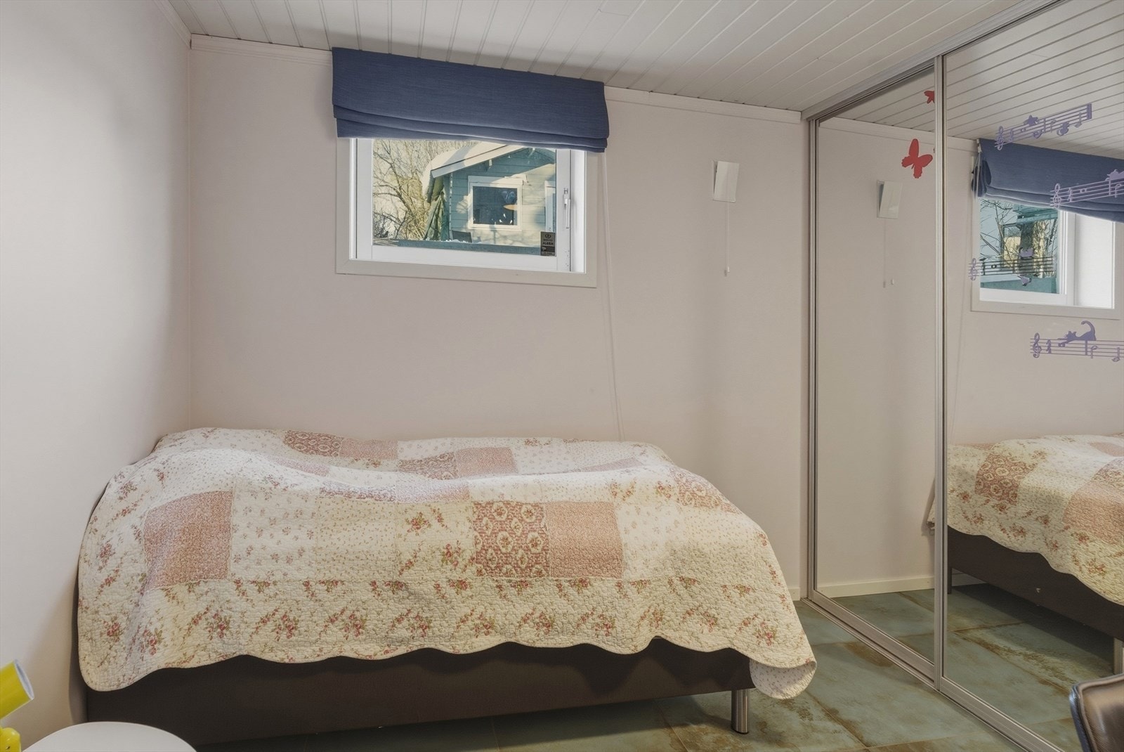 Soverommet i kjelleretasjen har fint plass til dobbeltseng, og har skyvedørsgarderobe med speildører. Galleribilde