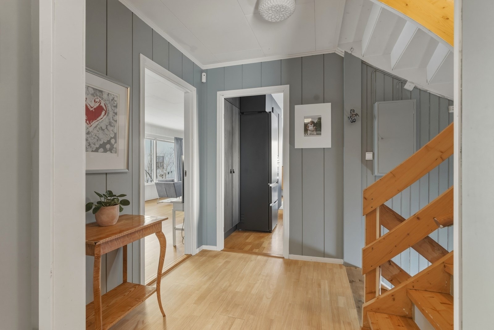 Hallen er etasjens knutepunkt, med adkomst til tilhørende etasjer, gang, stue, kjøkken og toalettrom. Galleribilde