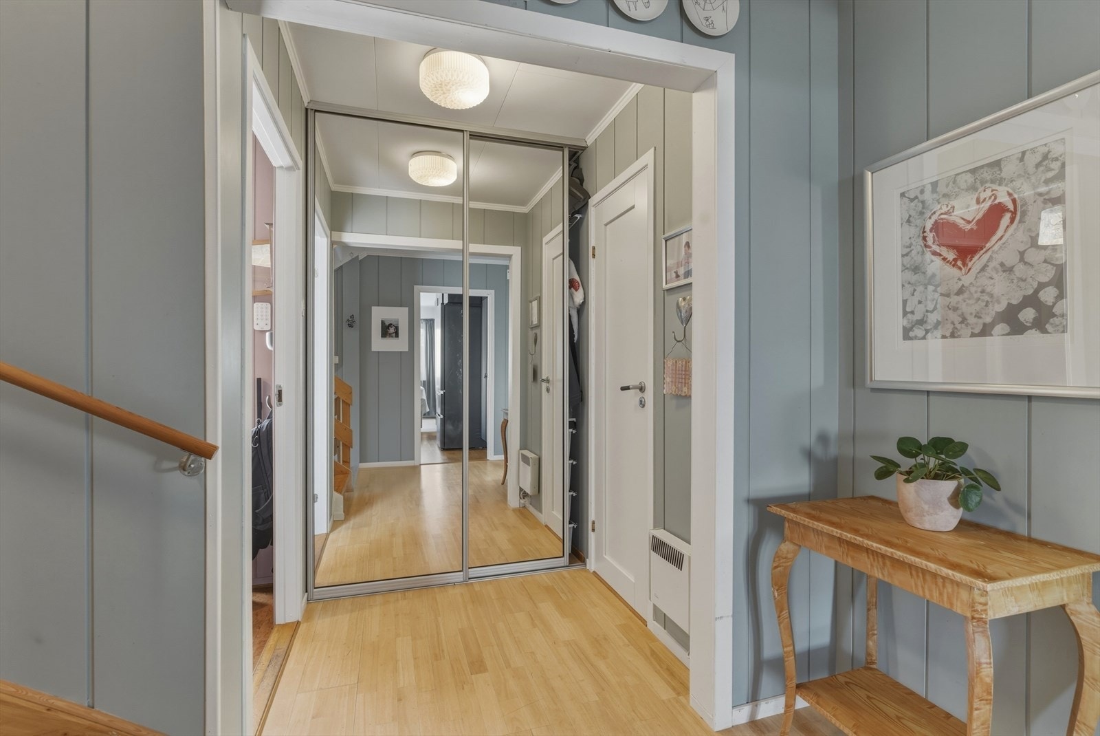 Hallen i 1. etasje er åpen og innbydende, med god oppbevaringsplass til yttertøy og sko. Galleribilde