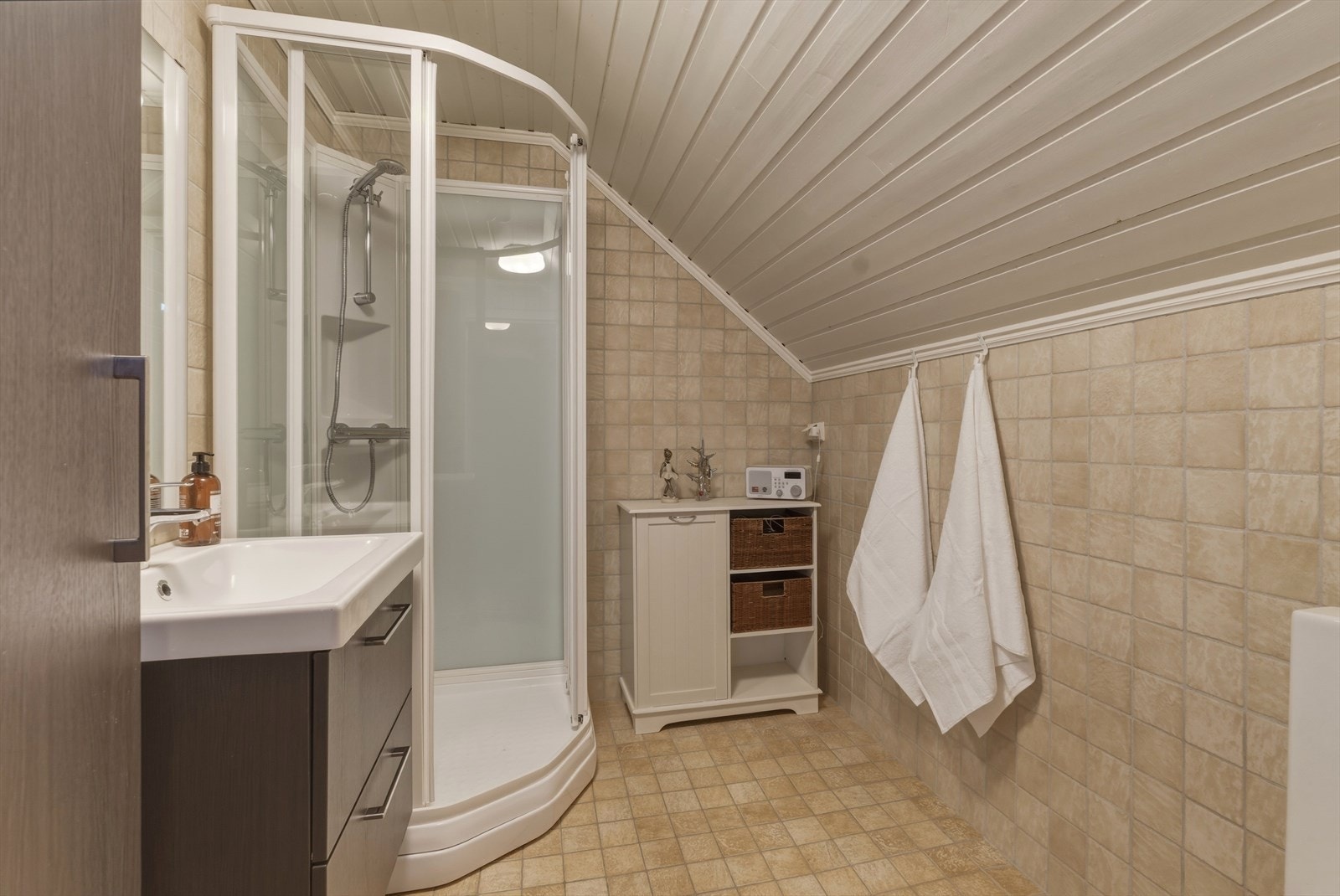 Baderommet ble oppusset i 2005 av fagfolk, og fikk i 2016 ny innredning og høyskap, samt nytt dusjkabinett i 2025. Galleribilde