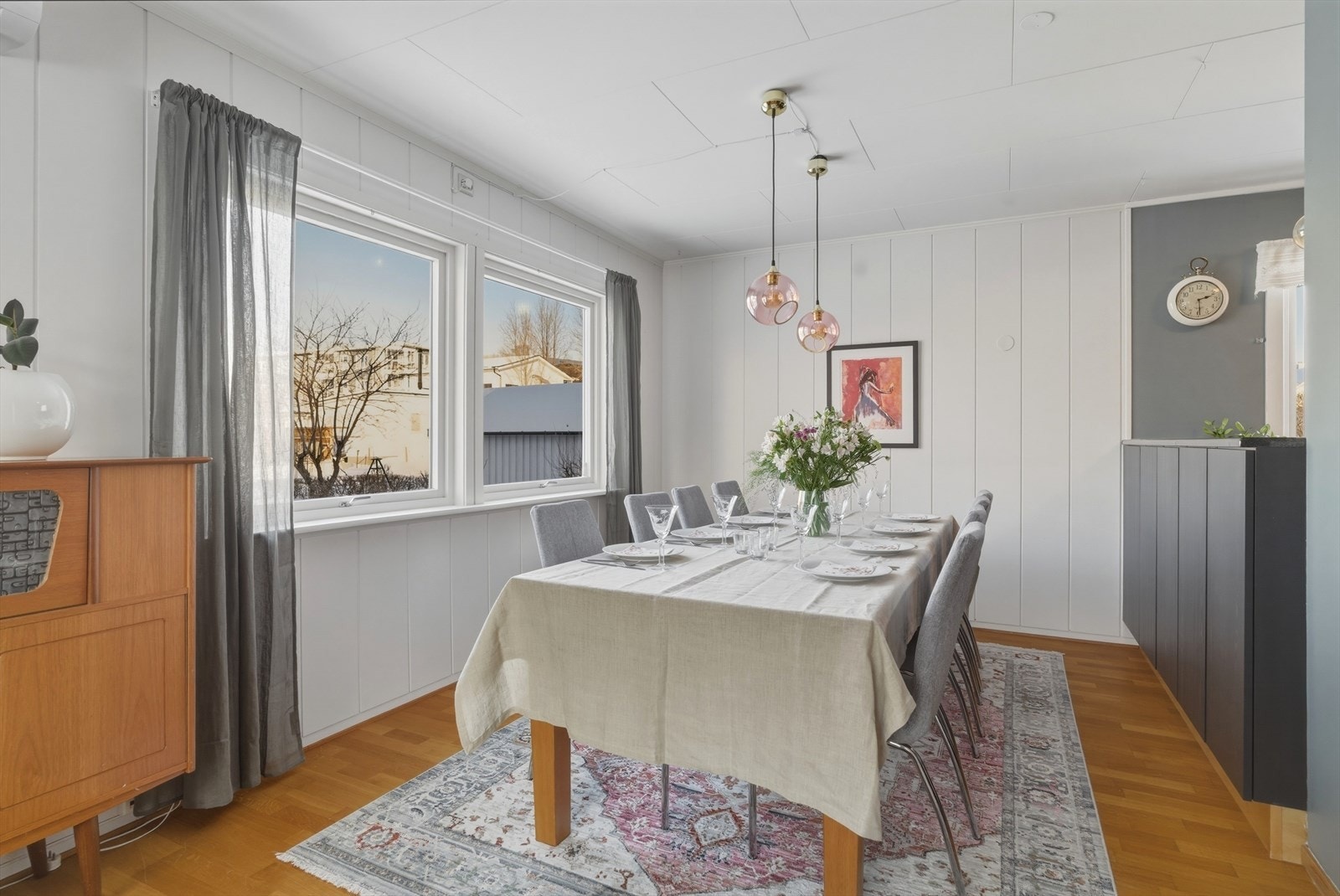 Spisestuen ligger i tilknytning til kjøkkenet, og har god plass til et større spisestuemøblement. Galleribilde