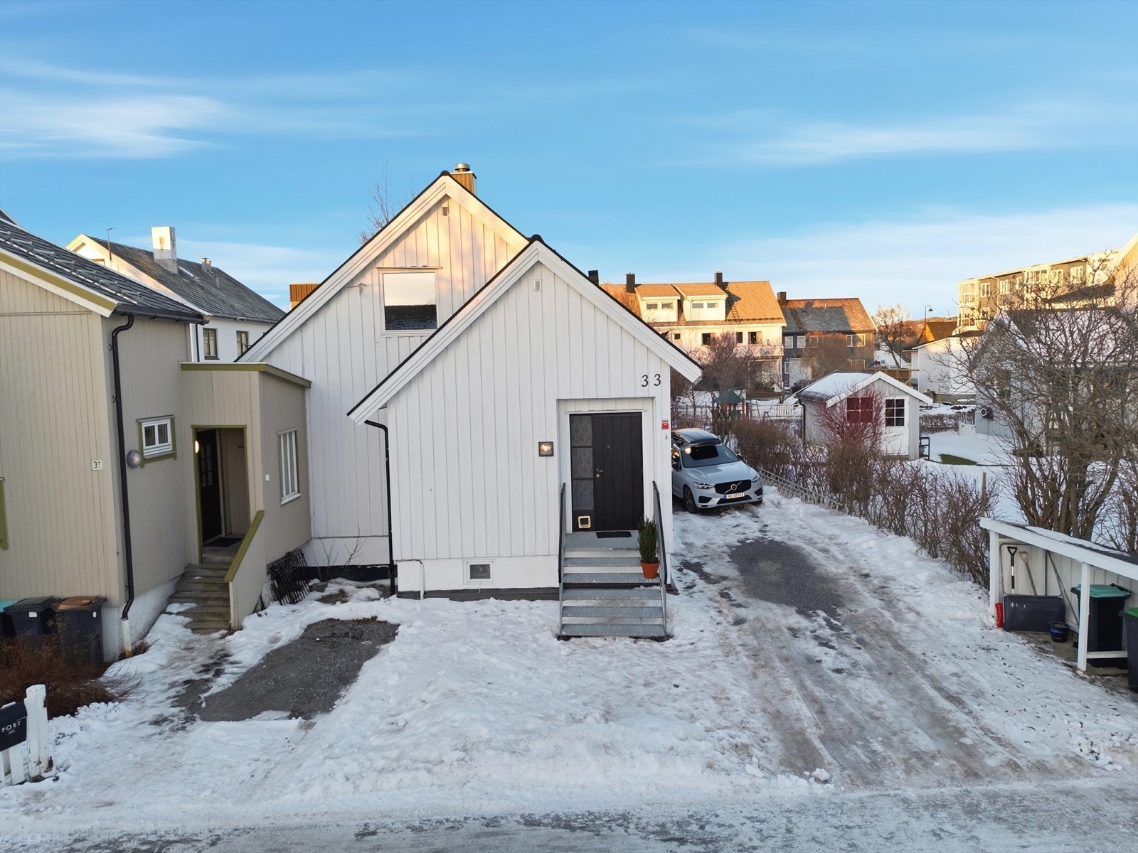 Eiendommen ligger svært sentralt til i Østbyen, med kort gangavstand til sentrumskjernen, skoler og barnehager, sykehuset og Rensåsparken. Galleribilde