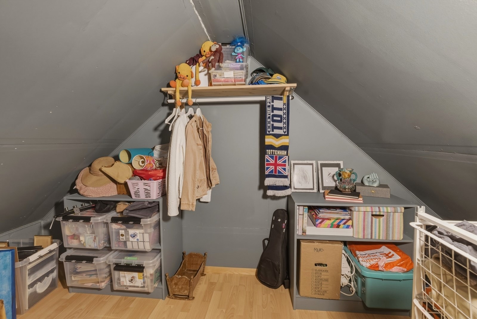 Etasjen har også flere kneloft, det største er tidligere blitt benyttet som lekerom for de minste. Galleribilde