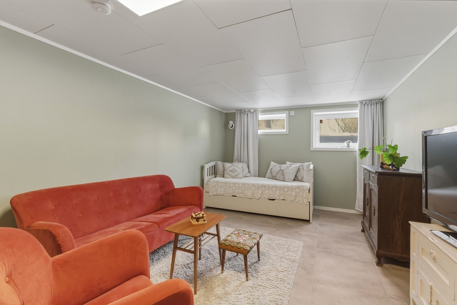 Kjellerstuen ble sist renovert i 2025 av Proffkeramikeren Bodø, Andersen Elektriske og Byggproffen Bodø. Galleribilde