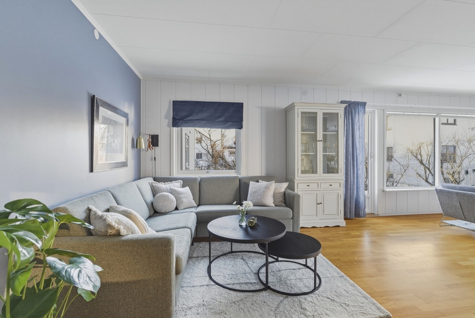 Stuerommet har flere møbleringssoner og rikelig med lysinnslipp fra flere store vindusflater, mot vest og nord. Galleribilde