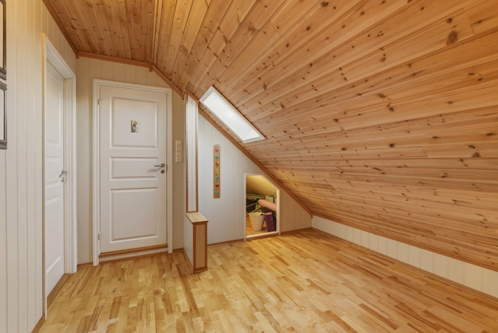 Opp i 2. etasje finner du 2 av boligens 3 soverom, baderom, rikelig med lagringsplass, og boltreplass for de yngste. Galleribilde