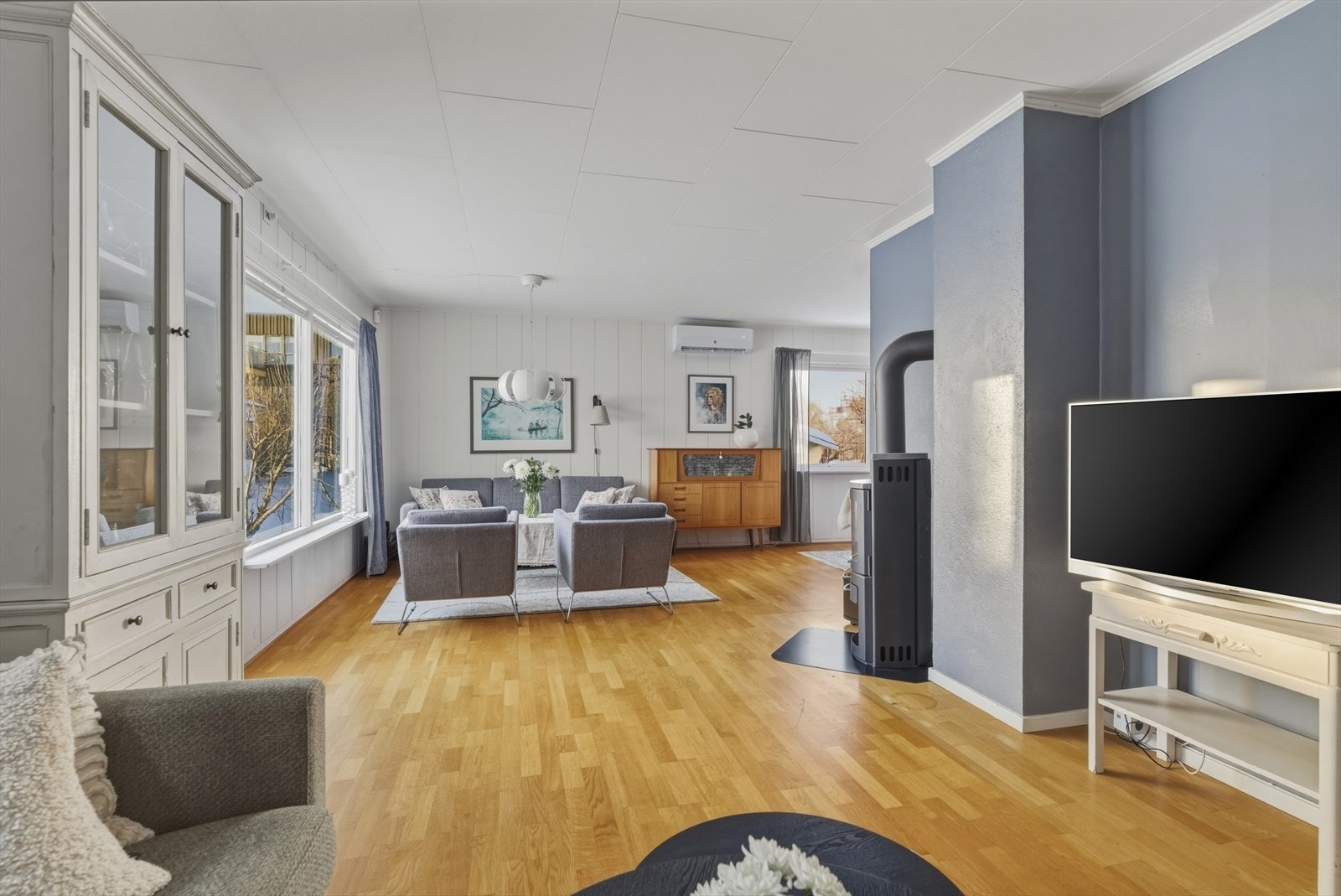 Stuen ligger i åpen løsning med spisestue, og delvis med kjøkkenet, som sammen utgjør et areal på nærmere 50 kvm. Galleribilde