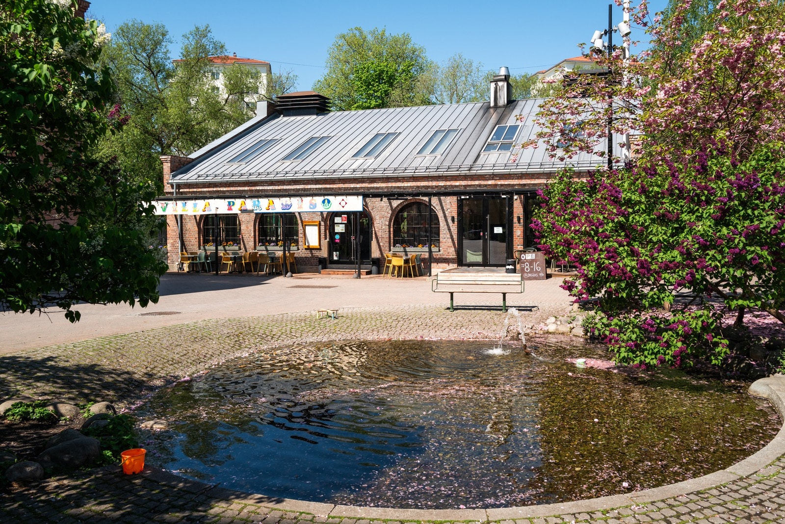 Her finner du også populære Villa Paradiso Tivoli med nydelig, italiensk pizza, samt Daegens , som tilbyr kaffe, ferskt brød, rundstykker, hvetebakst og andre fristende godsaker. Galleribilde