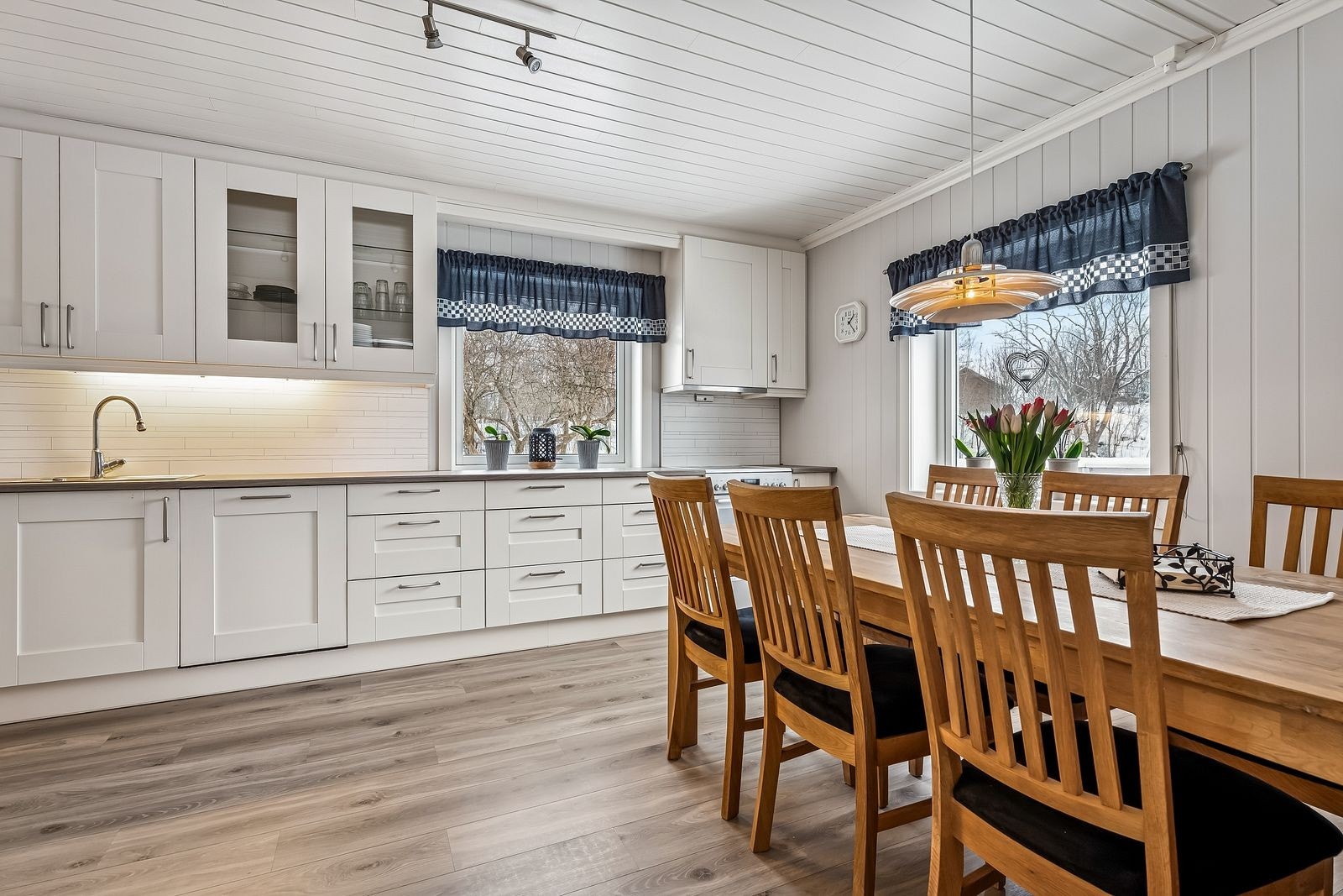 Innredningen har laminert benkeplate, integrert oppvaskmaskin og komfyrvakt. Galleribilde