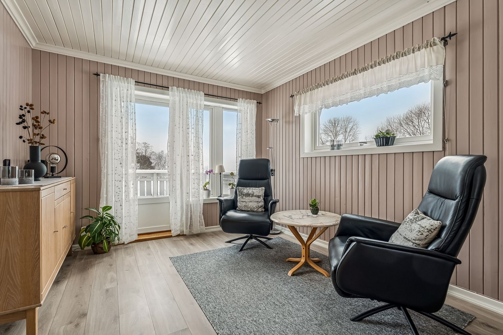 Gulvet i stuen og på kjøkkenet ble lagt nytt i 2015. Galleribilde