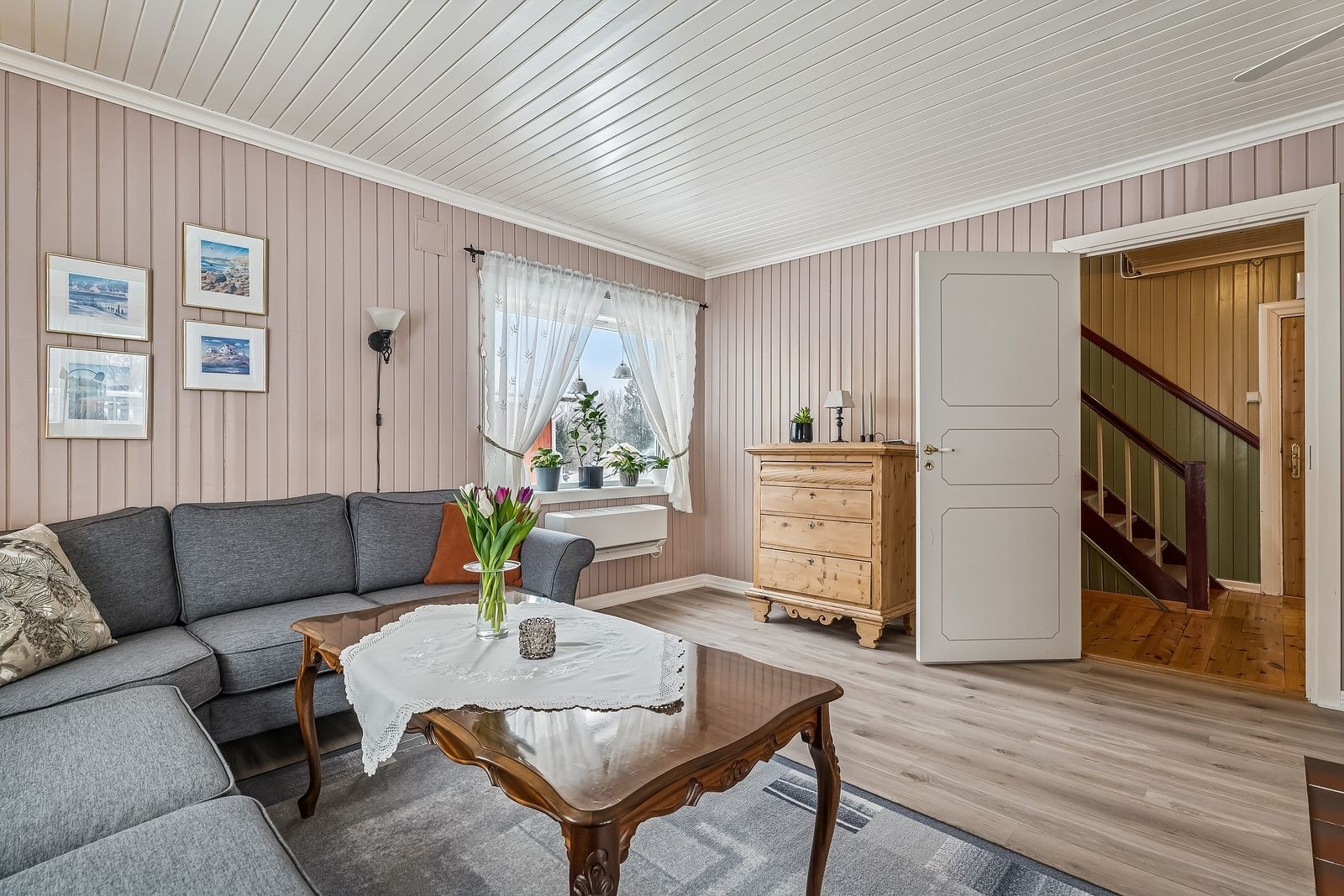 En luft-til-luft varmepumpe, installert i 2021, sørger for effektiv oppvarming. Galleribilde