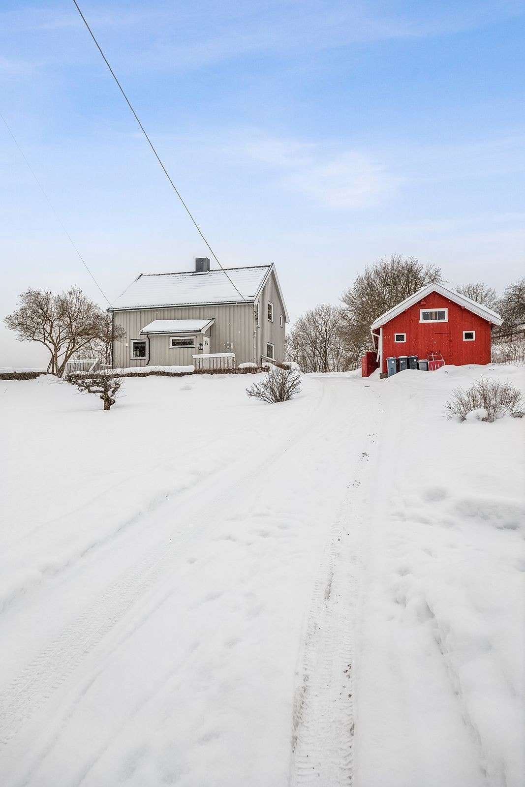 Taket ble fornyet i 2013 med profilerte taksteinsplater i metall. Galleribilde