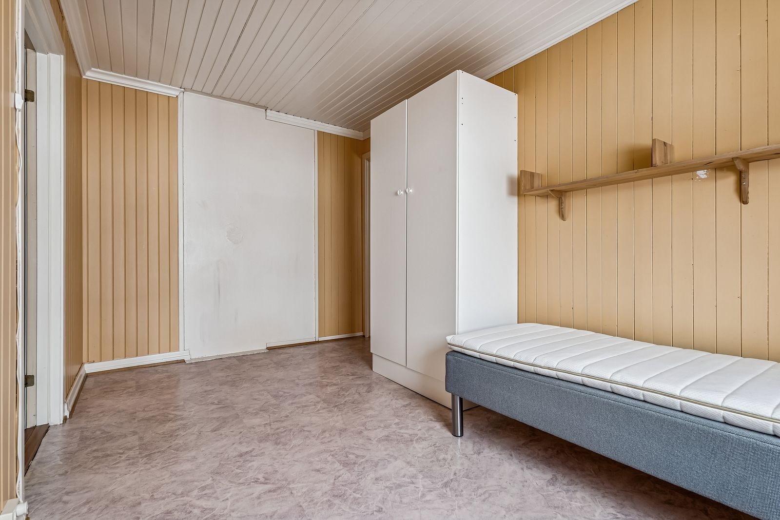 Rommet har belegg på gulv og malte panelvegger. Galleribilde