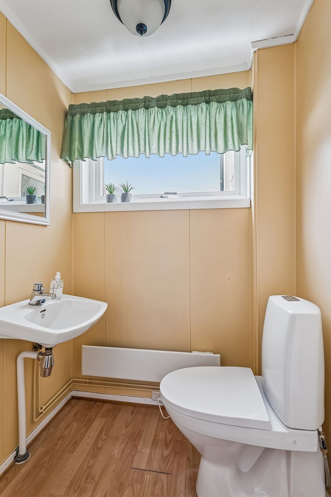 Praktisk, separat toalettrom i første etasje. Galleribilde