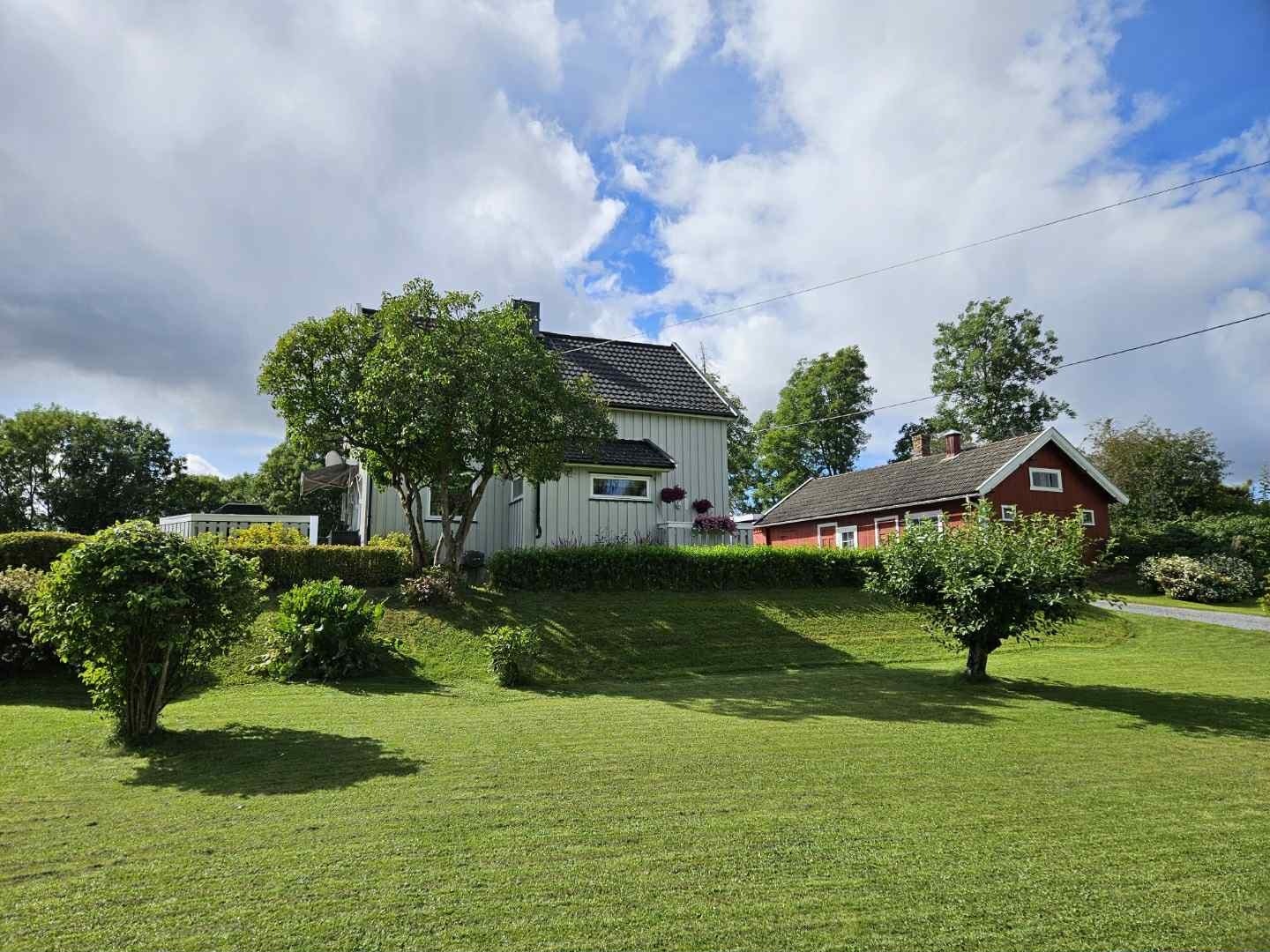 Pent opparbeidet hage og fine uteplasser Galleribilde