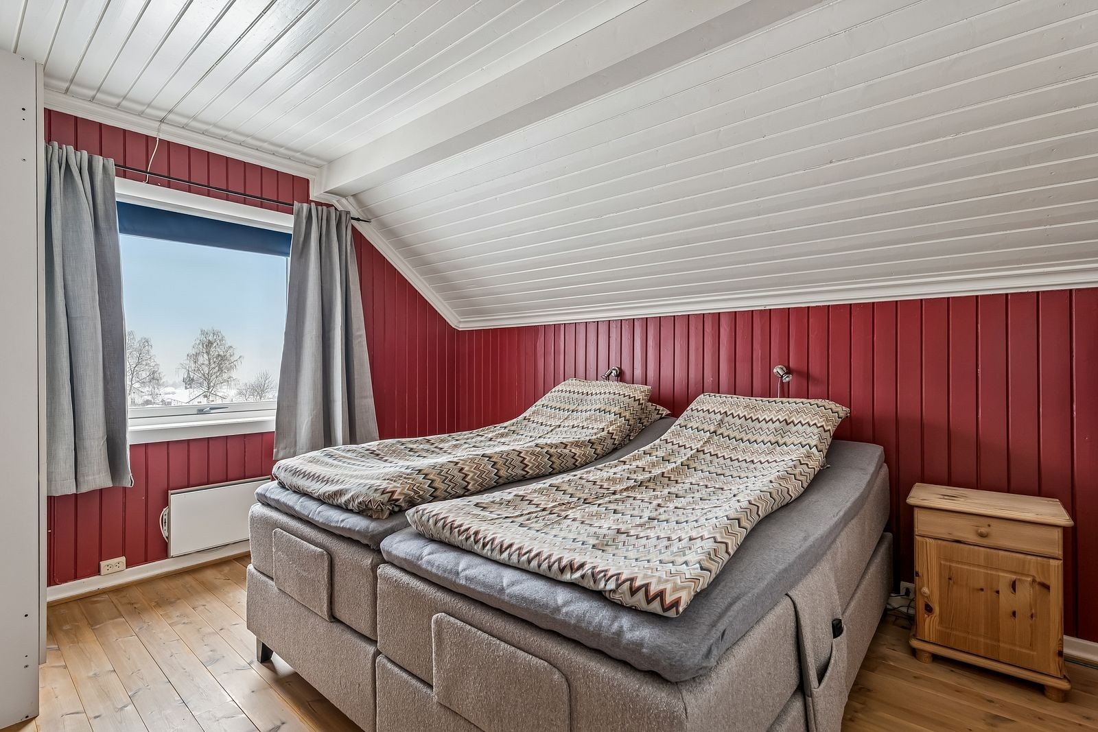 Hovedsoverommet har god plass til dobbeltseng og oppbevaring. Galleribilde