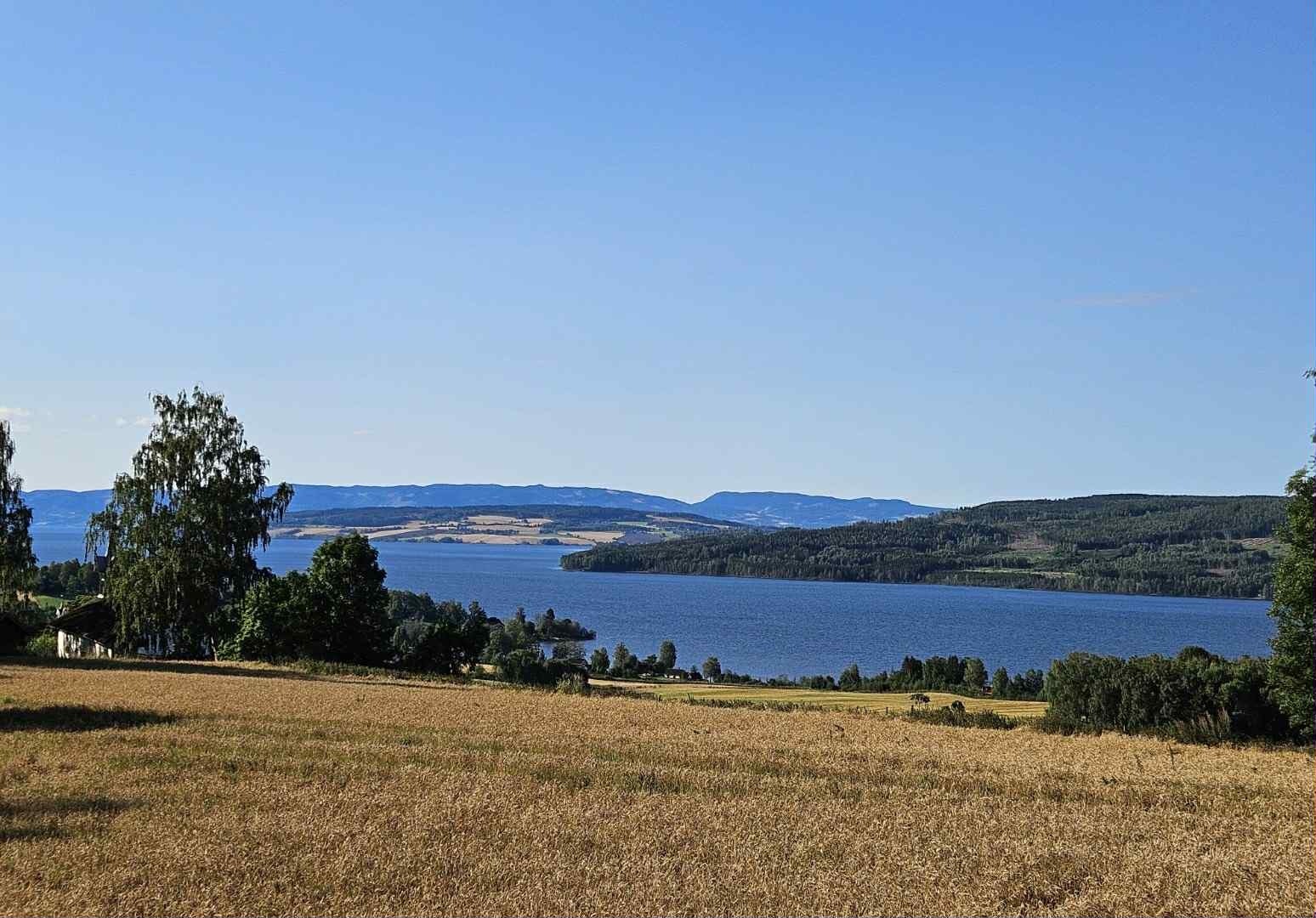 Eiendommen ligger på en solrik topp med nydelig utsikt mot Mjøsa og omkrigliggende områder fra terrassen! Galleribilde