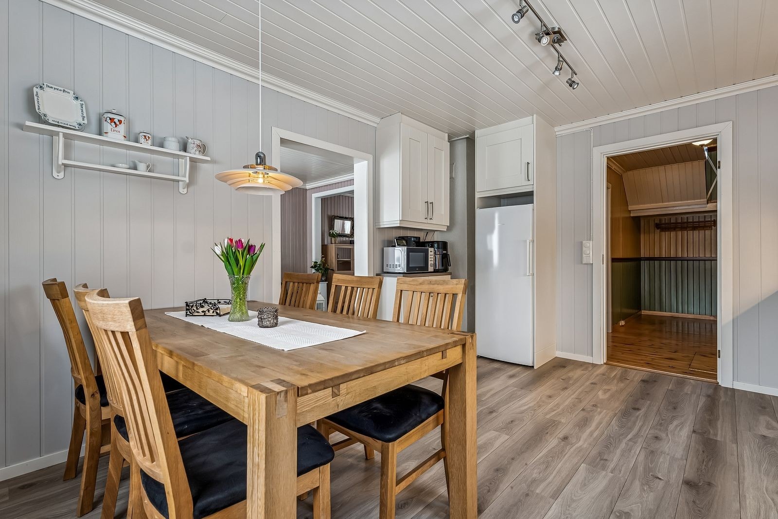 Rommet har god plass til en hyggelig spiseplass. Galleribilde