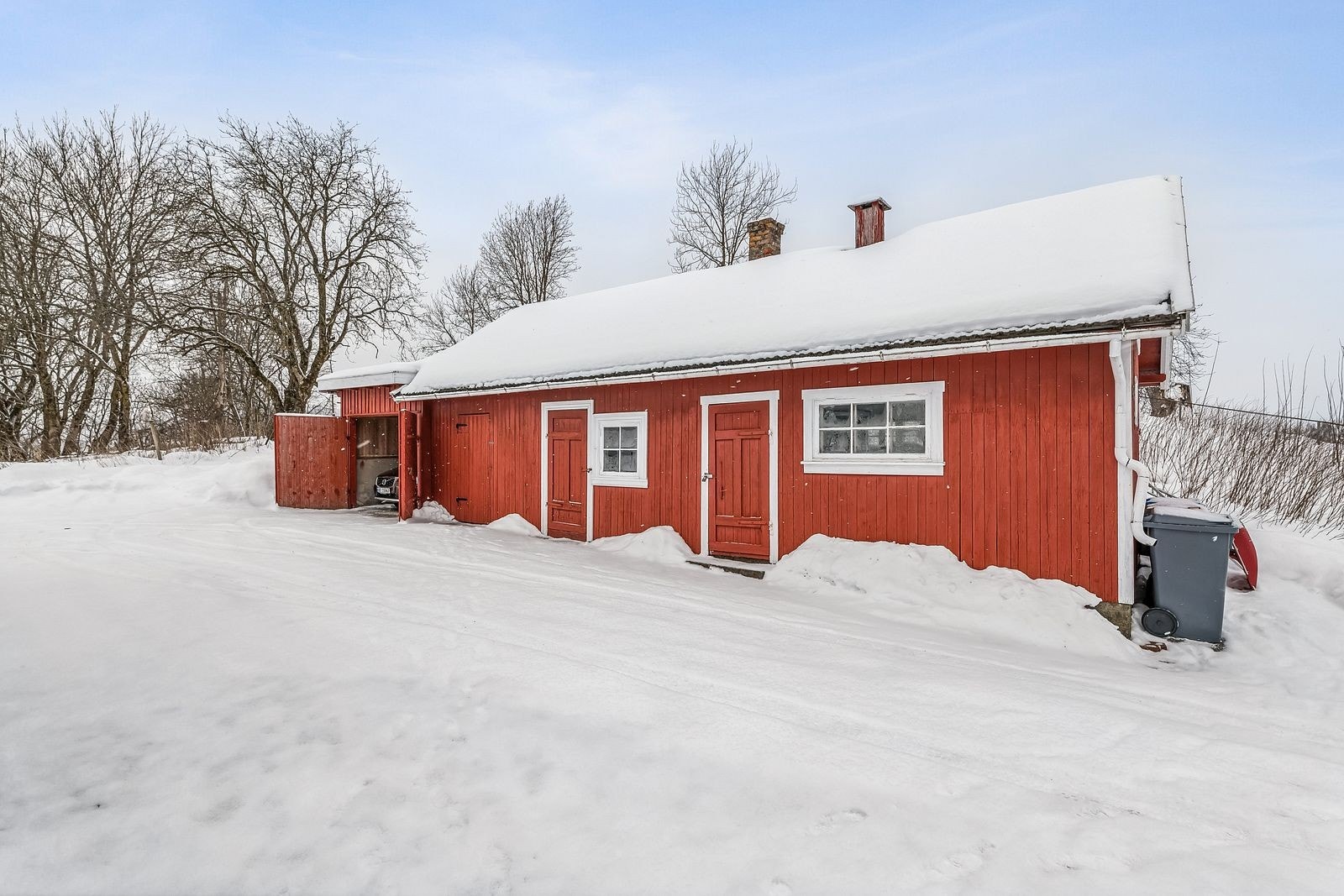 På eiendommen er det en romslig garasje- og uthusbygning med god lagringsplass. Galleribilde