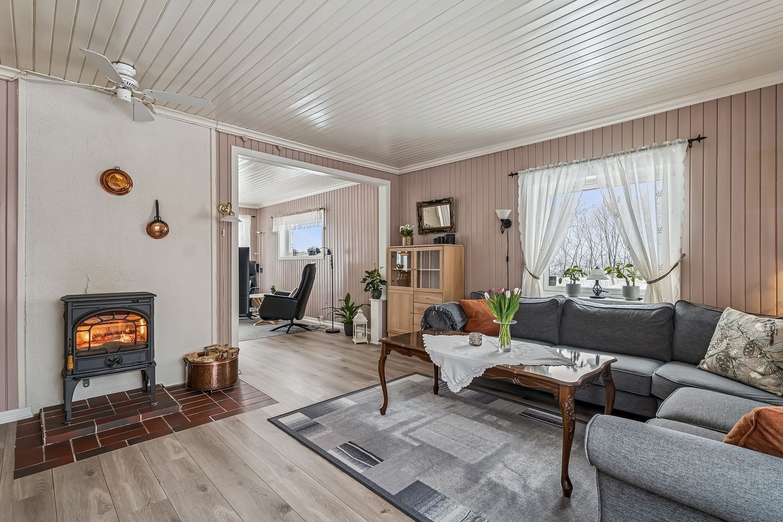 En sentralt plassert vedovn gir en lun og god atmosfære på kalde dager. Galleribilde