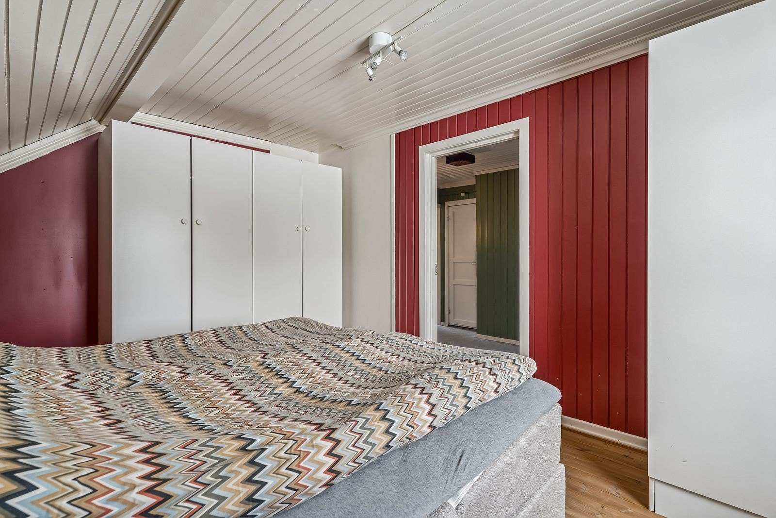 Soverommene i andre etasje fikk nye vinduer med isolerglass i 2020. Galleribilde