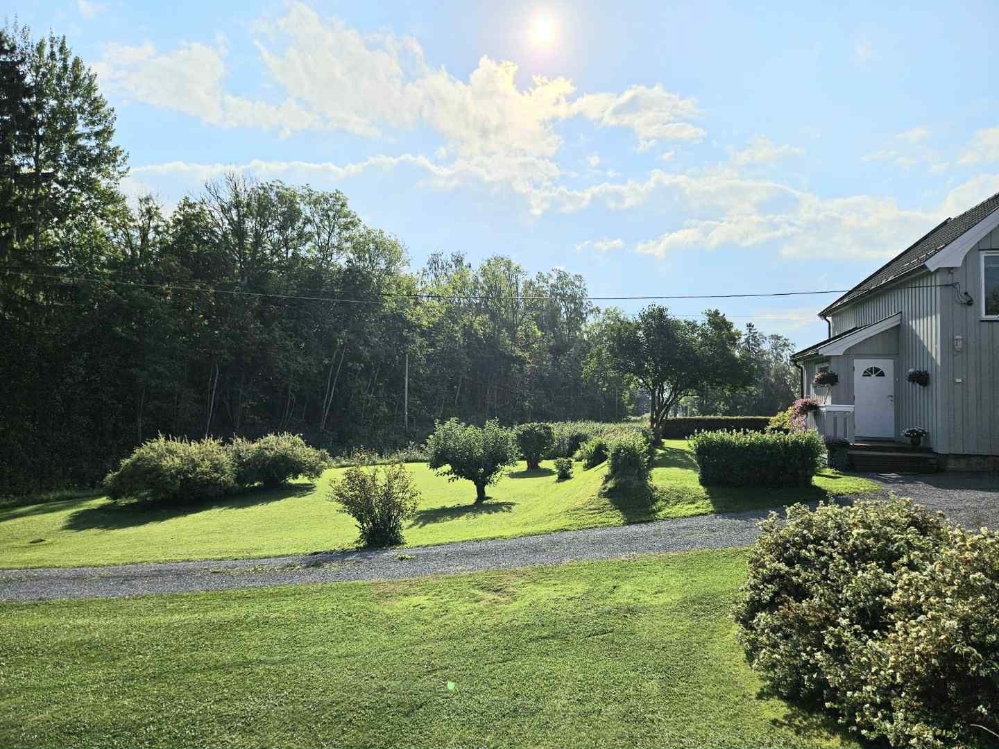 Idylliske og landlige omgivelser, samtidig som det er kort veg både til Hamar og Brumunddal. Galleribilde