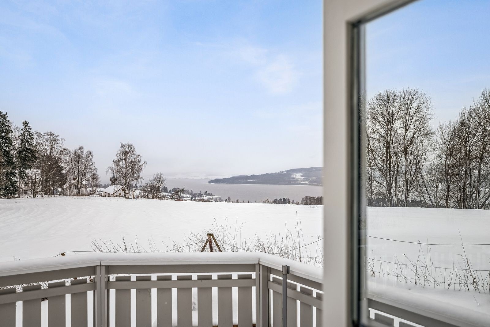 Fra den sydvendte terrassen kan du nyte utsikten mot Mjøsa. Galleribilde