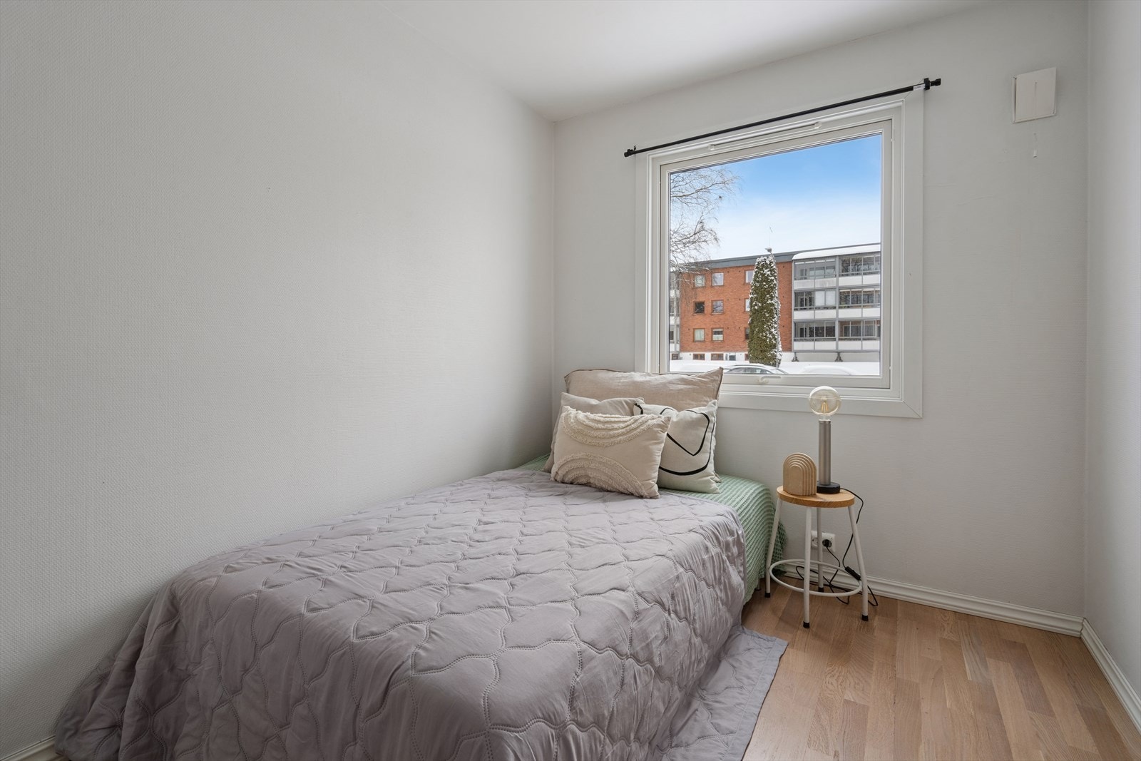 Begge rommene har store vindusflater som slipper inn naturlig lys, skapes en avslappende og romslig atmosfære ideell for en god natts søvn. Galleribilde