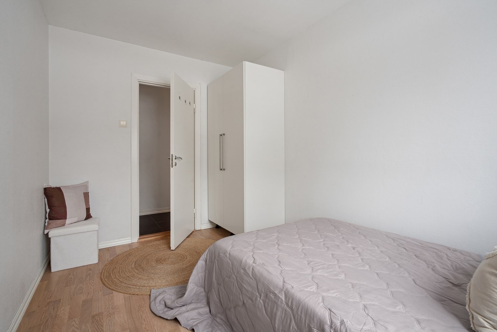 Soverom nummer to er også av god størrelse med plass til seng, garderobeskap og øvrig møblement. Galleribilde