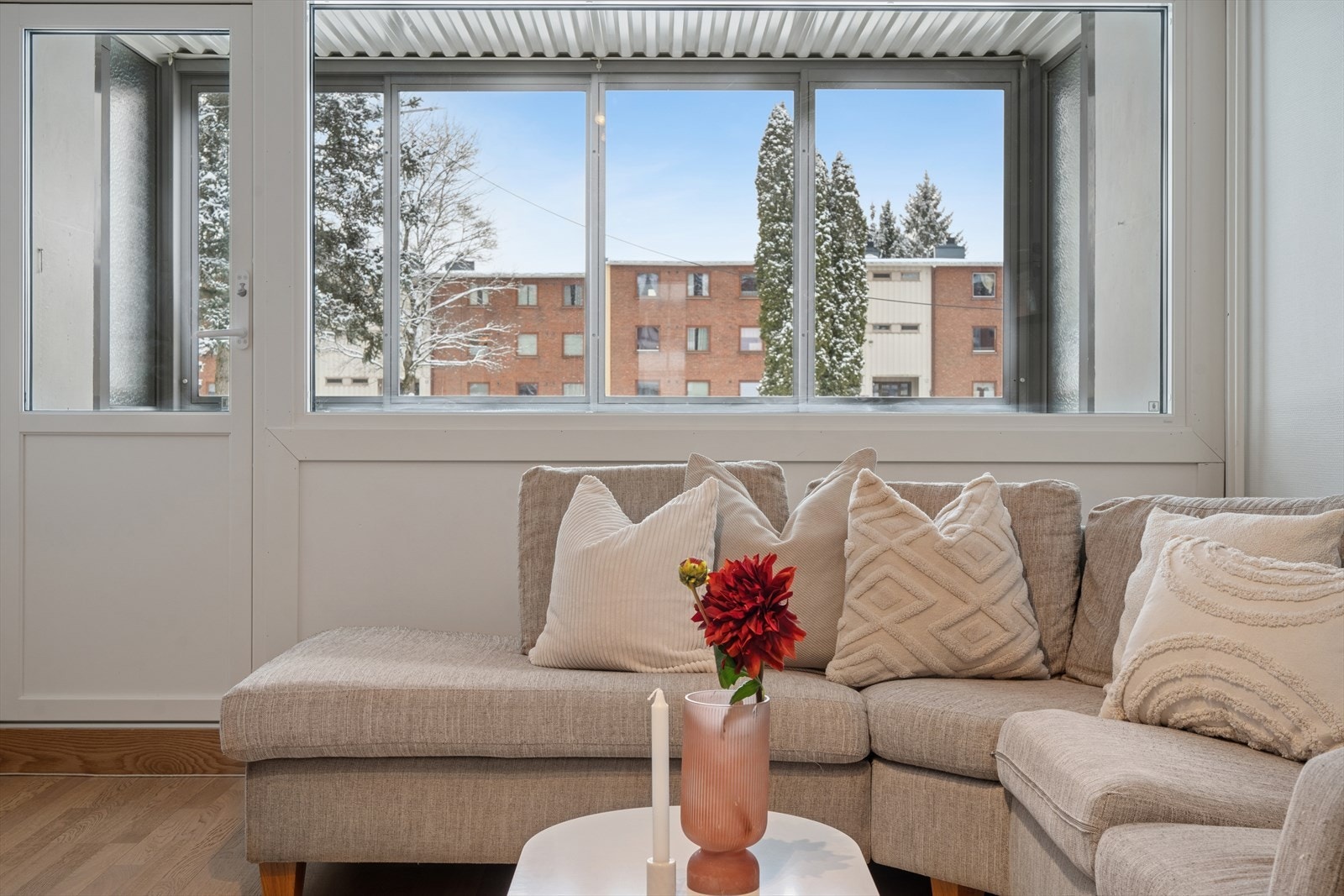 Dette er en lys og attraktiv 3-roms med innglasset balkong på ca. 7,6 kvm. Galleribilde