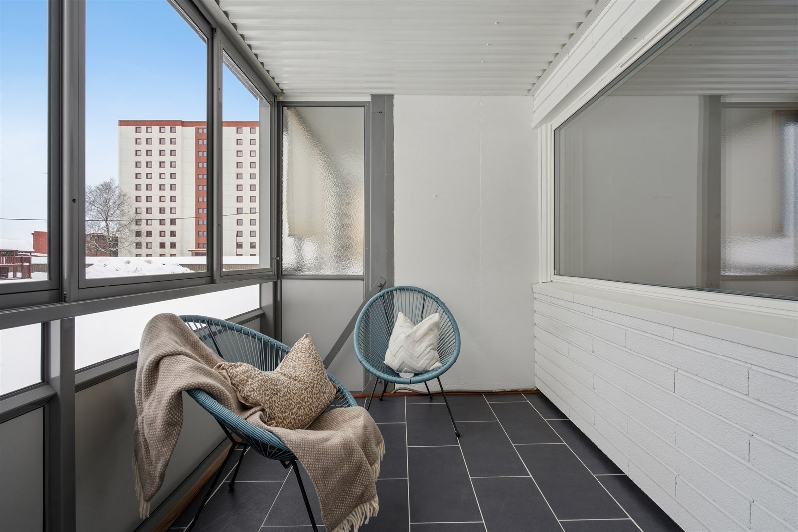 Den innglassede balkongen gjør det mulig å nyte kalde vinterdager og varme sommerdager - perfekt for helårsbruk. Galleribilde