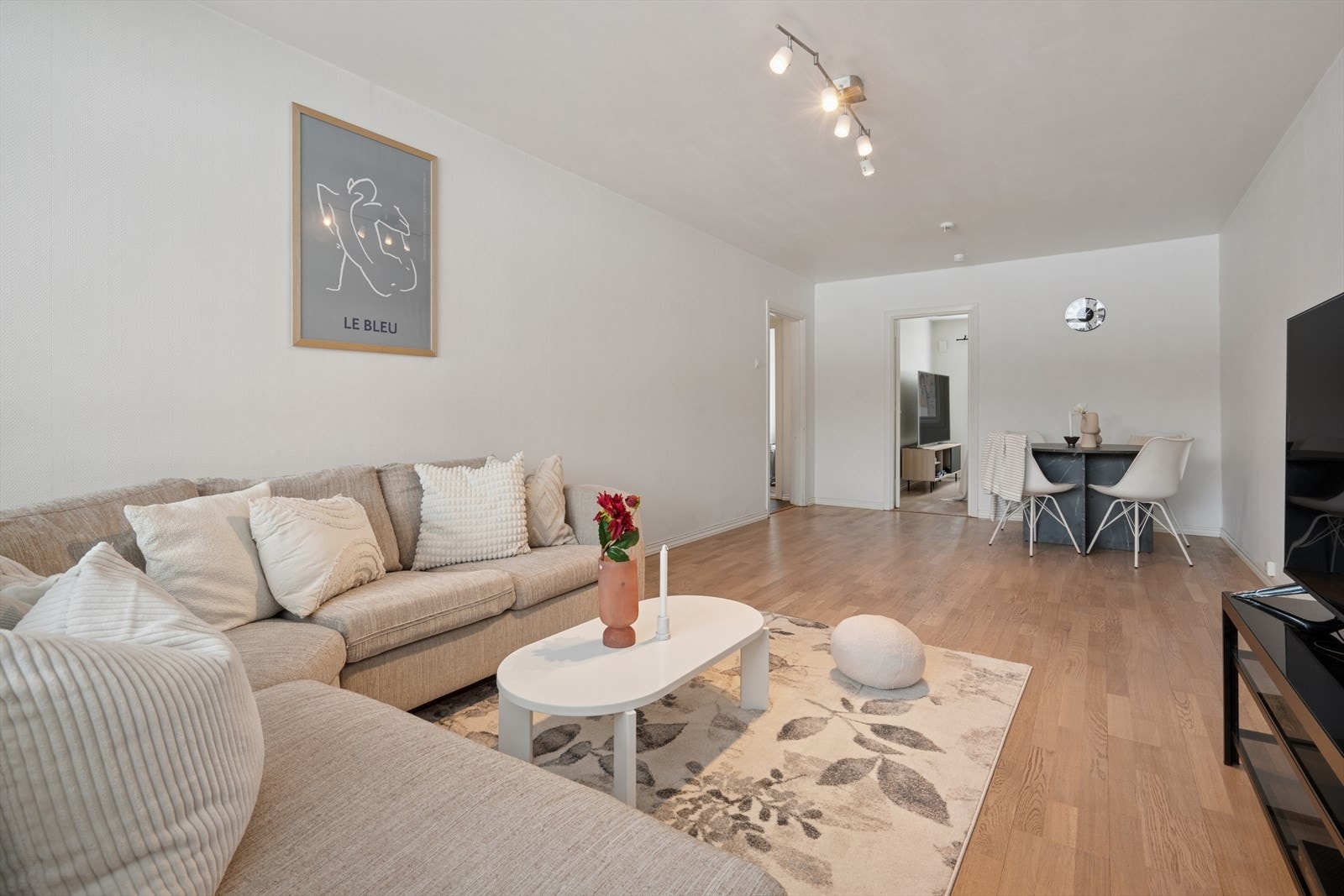 Stuen er lys og luftig, med en praktisk og møbleringsvennlig planløsning. Galleribilde