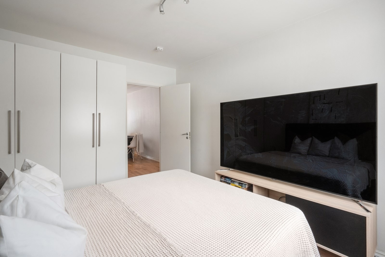 Varmtvann, fyring, TV og internett er inkludert i felleskostnadene. Galleribilde