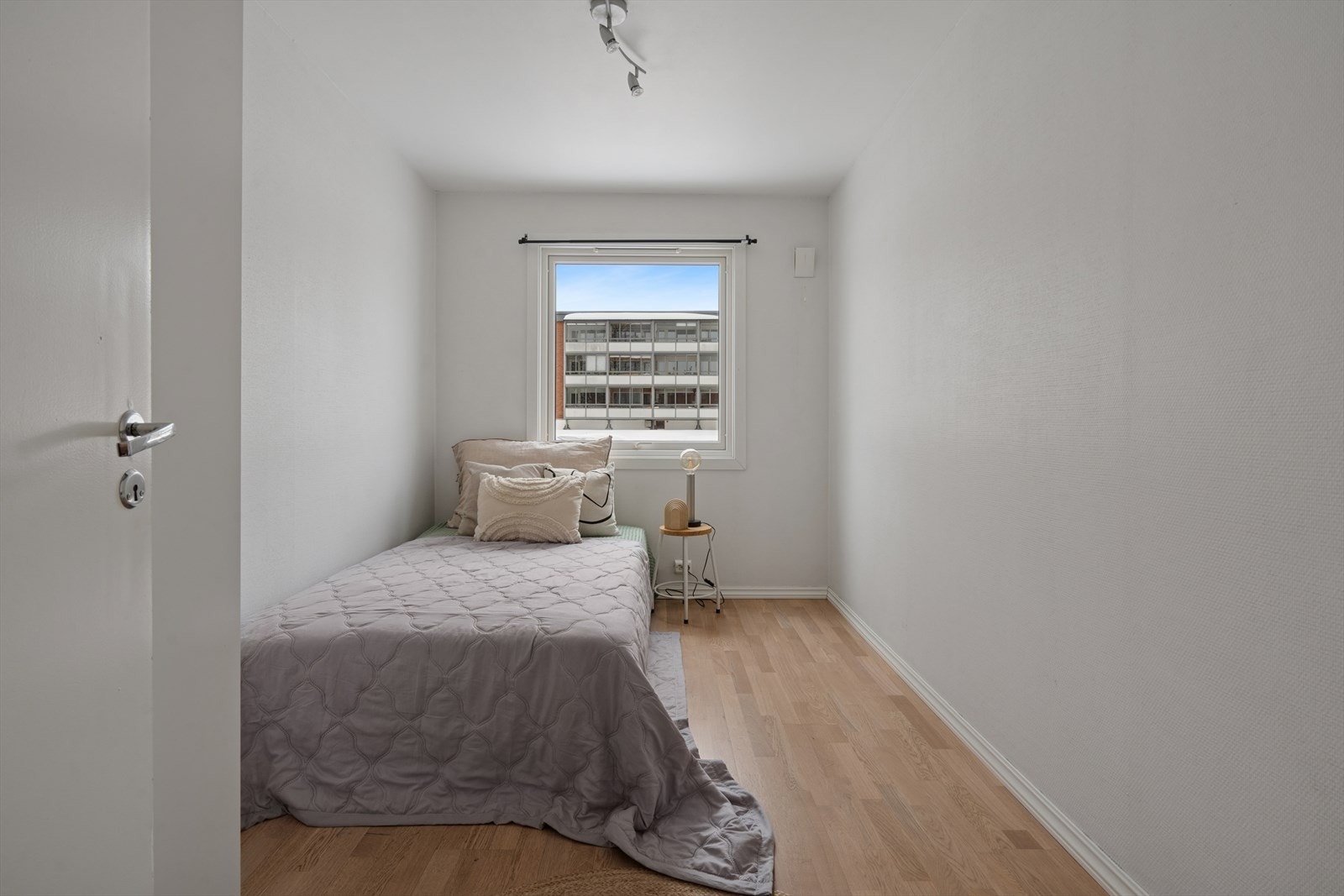 Soverom nummer to passer utmerket som barnerom, kontor eller gjesterom. Galleribilde