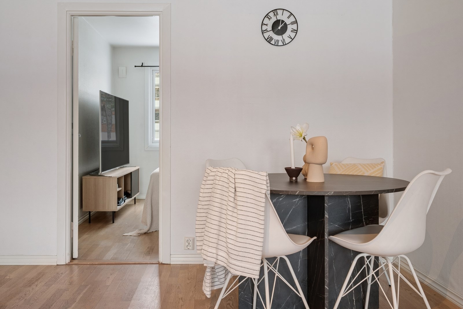 I stuen er det god plass til sofagruppe med tilhørende medialøsning og spisebord. Galleribilde