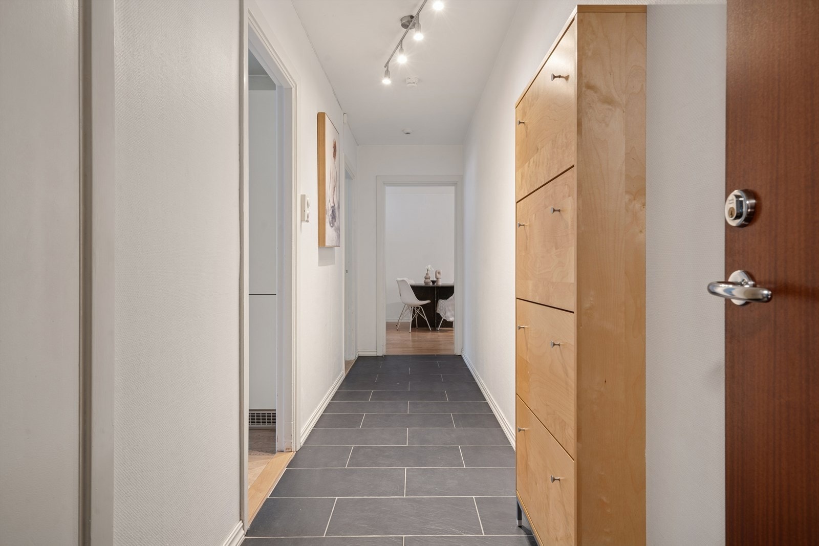 Velkommen inn i en romslig entré med god plass til yttertøy og sko. Galleribilde