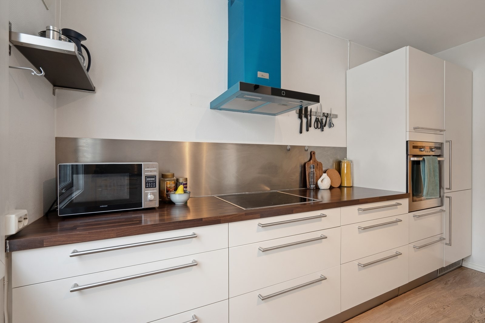 Innredningen har en praktisk utforming med gode arbeidsflater og rikelig med skap- og benkeplass. Galleribilde