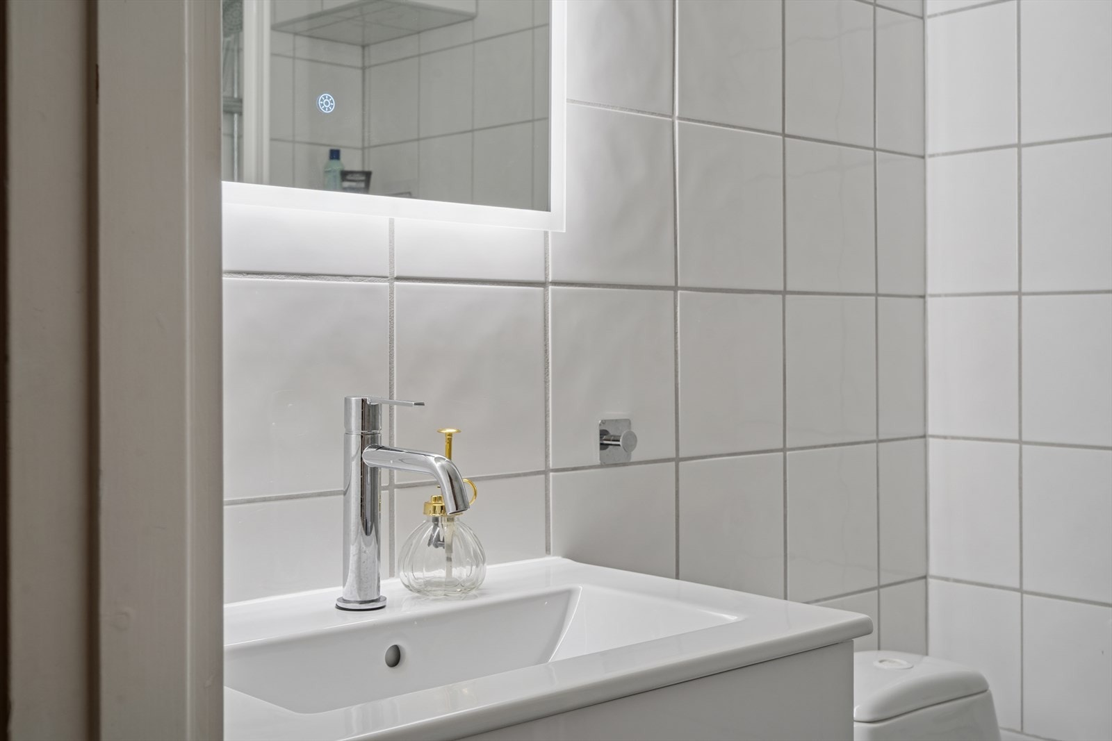 Servantskap med kran, speil og dusjarmatur ble oppgradert og byttet i 2025, samt termostat på badets gulvvarme. Galleribilde