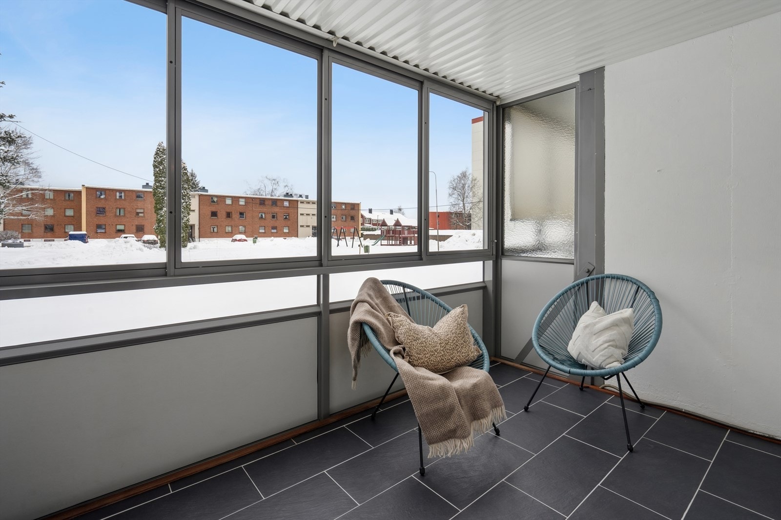 Fra stuen har du adkomst til en koselig innglasset balkong med god plass til utemøbler. Galleribilde